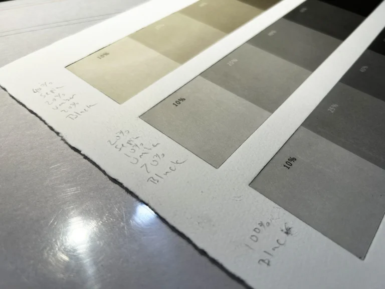 Gedruckte Farbaufträge mit handschriftlichen Farb-Notizen am Rand