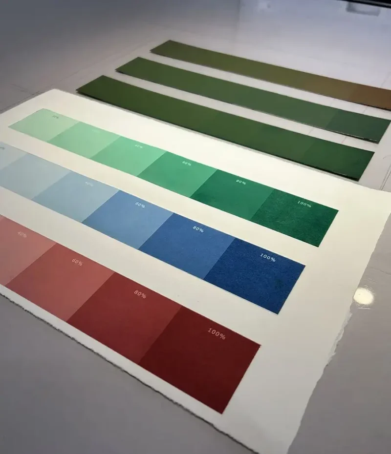 Impressions d’essai d’encre de taille-douce en rouge, bleu et vert, chacune présentant six niveaux de couverture