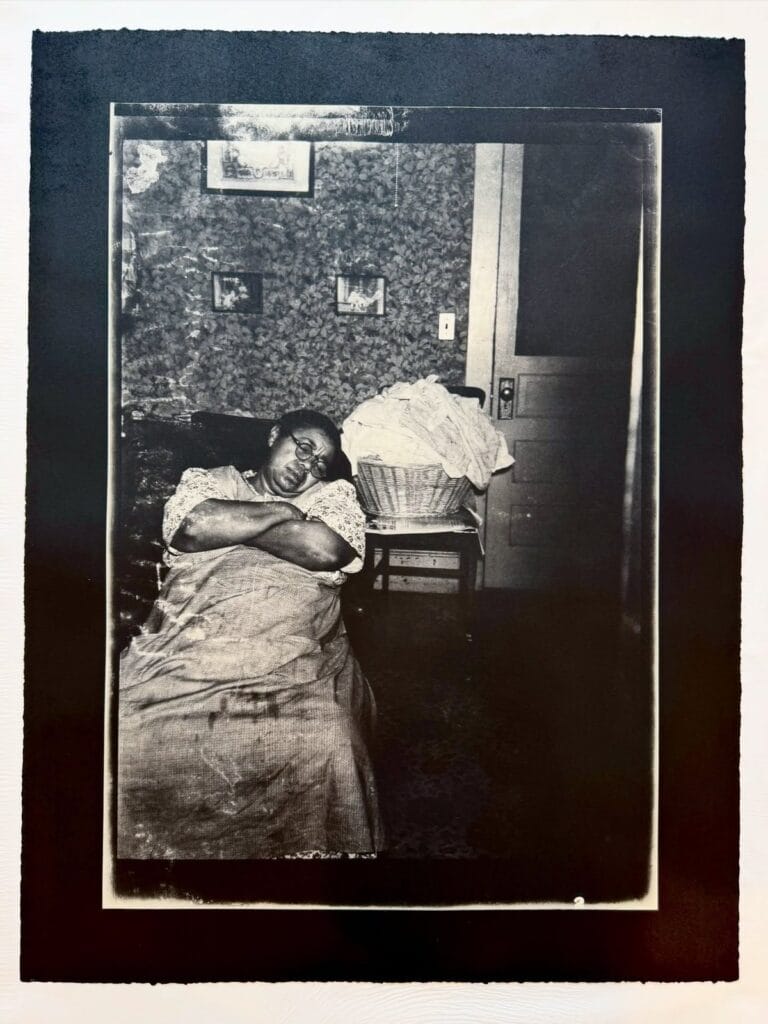 Héliogravure de Black Valor : The Carroll Archive, une femme endormie dans une chaise, plaque insolée avec les LED UV TRUE-365