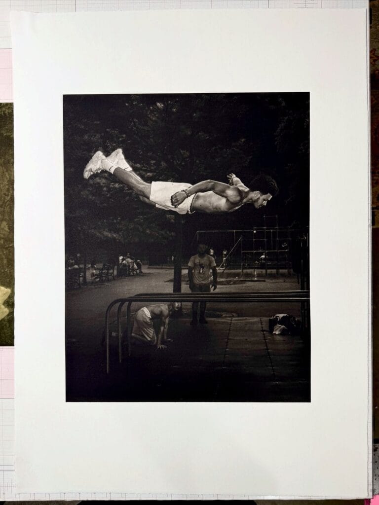 Héliogravure par Adam Pape de la série Dyckman Haze : un homme suspendu horizontalement au-dessus d’un parc, plaque insolée avec les LED UV TRUE-365